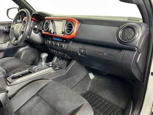 Used 2016 Toyota Tacoma TRD Off-Road w/ Premium & Technology Package AWD/4WD image 8