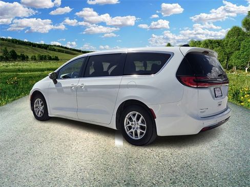 Certified 2023 Chrysler Pacifica Touring-L image 4