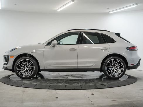 Certified 2023 Porsche Macan AWD/4WD image 2