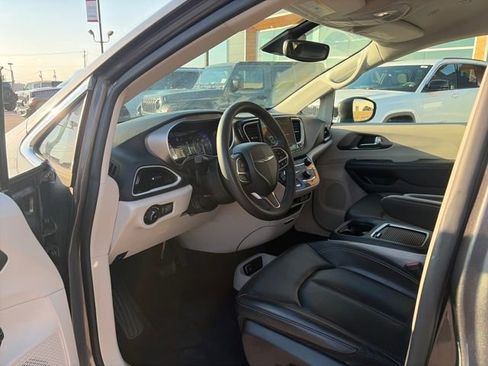 Used 2023 Chrysler Pacifica Touring-L image 15