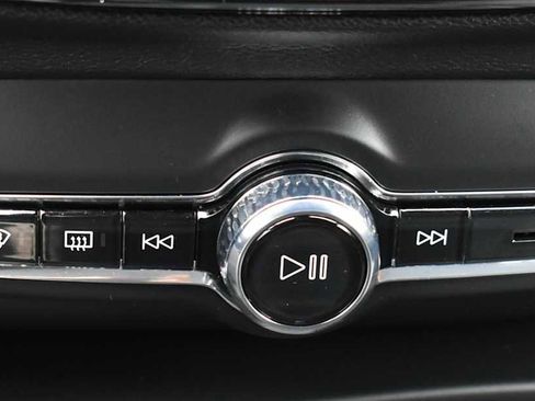 Used 2025 Volvo XC40 B5 Core image 20