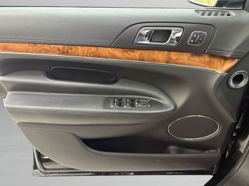 Used 2013 Lincoln MKT AWD image 26