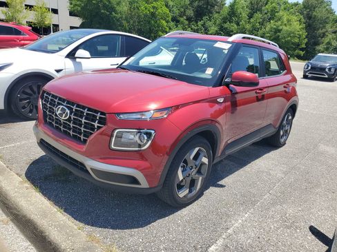 Used 2025 Hyundai Venue SEL FWD image 2
