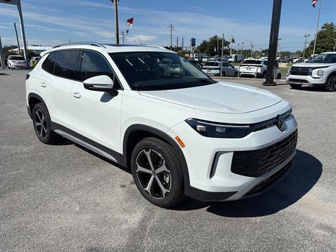 New 2025 Volkswagen Tiguan SE image 8