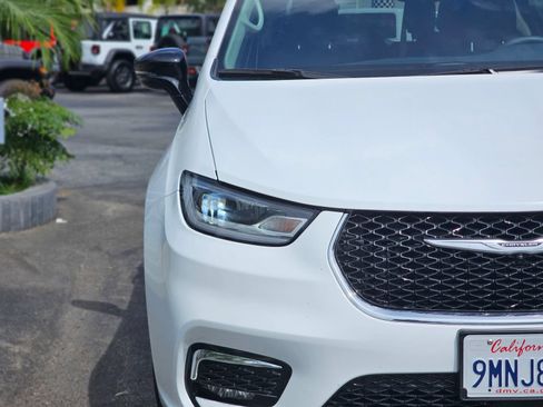 Used 2024 Chrysler Pacifica Limited FWD image 2