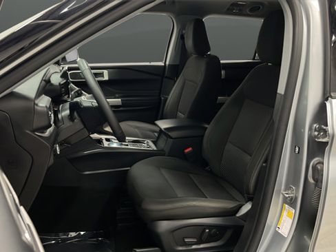 Used 2024 Ford Explorer XLT AWD/4WD image 9