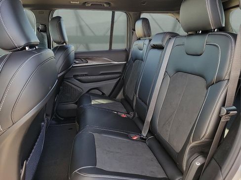 New 2026 Jeep Grand Cherokee Altitude image 8