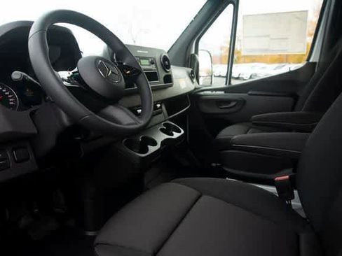 Used 2025 Mercedes-Benz Sprinter 2500 image 32