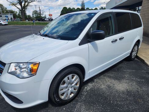 Used 2019 Dodge Grand Caravan SE FWD image 4