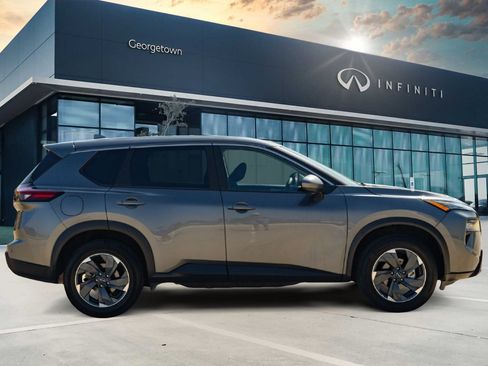 Used 2024 Nissan Rogue SV FWD image 4