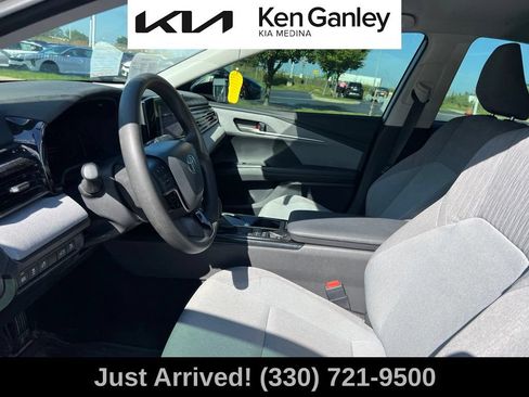 Used 2025 Toyota Camry LE AWD/4WD image 11