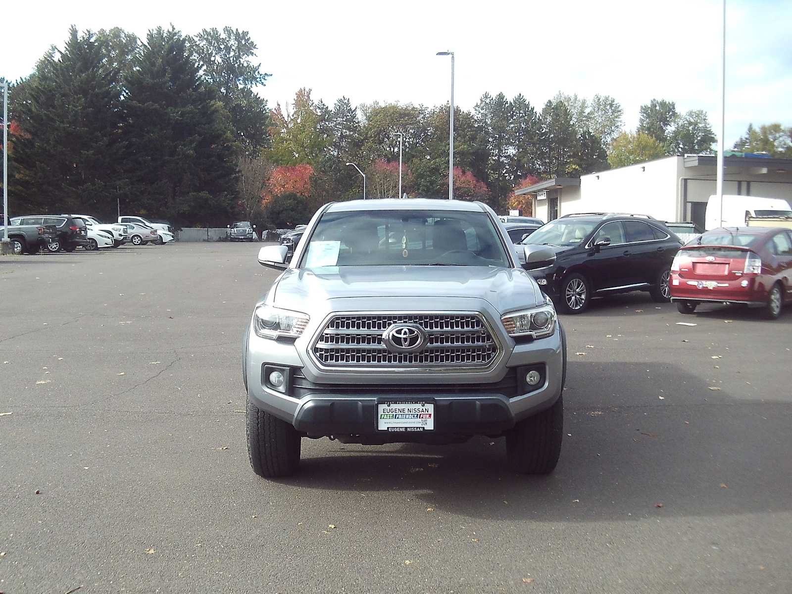 Used 2017 Toyota Tacoma TRD Off-Road w/ Premium & Technology Package AWD/4WD image 8