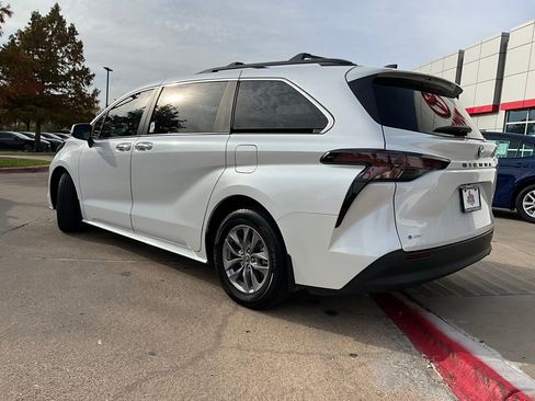Used 2025 Toyota Sienna XLE image 8
