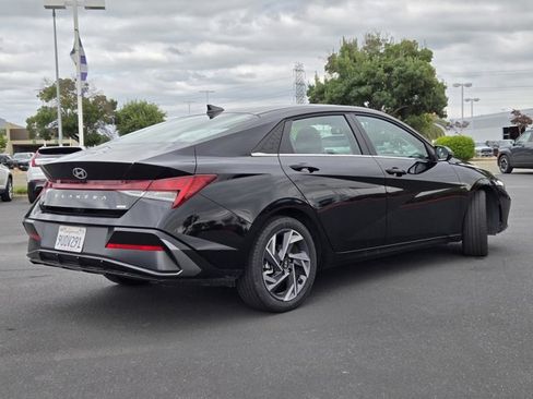 Used 2025 Hyundai Elantra Limited FWD image 4
