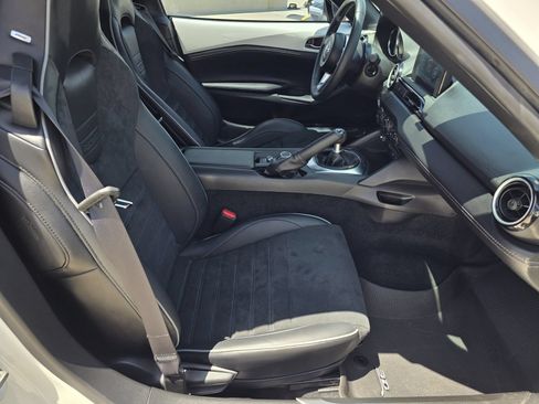 Used 2023 MAZDA MX-5 Miata Club RWD image 18