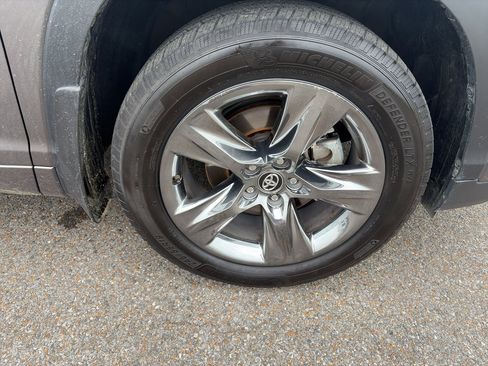 Used 2019 Toyota Highlander Limited Platinum AWD/4WD image 28