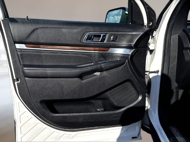 Used 2018 Ford Explorer Limited w/ Equipment Group 301A AWD/4WD image 22