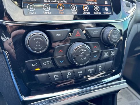 Used 2021 Jeep Grand Cherokee Laredo X image 17