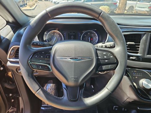 Used 2018 Chrysler Pacifica Touring Plus w/ S Appearance Package FWD image 14