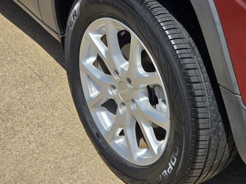 Used 2016 Jeep Cherokee Sport FWD image 8