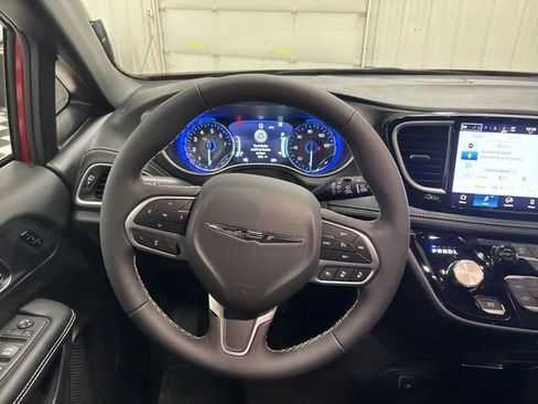 Used 2026 Chrysler Pacifica Select AWD/4WD image 14