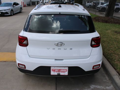 Used 2025 Hyundai Venue SEL FWD image 9
