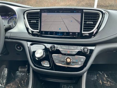 Used 2025 Chrysler Pacifica Limited image 25