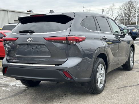 Used 2021 Toyota Highlander L image 7