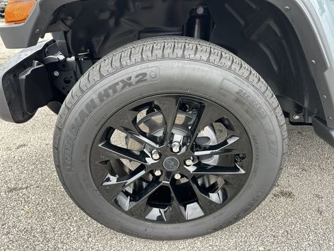 Used 2025 Jeep Wrangler Sahara image 12