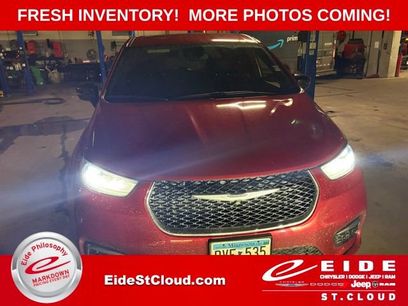 Used 2025 Chrysler Pacifica Select