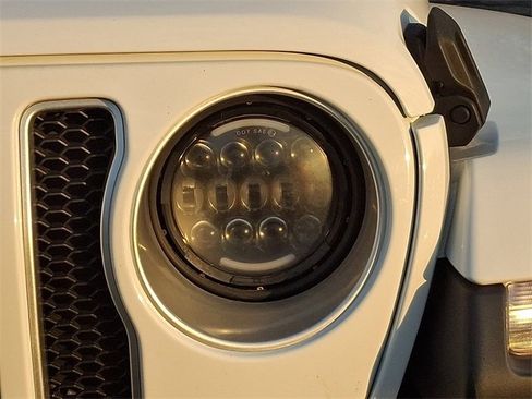 Used 2018 Jeep Wrangler Unlimited Sahara image 9