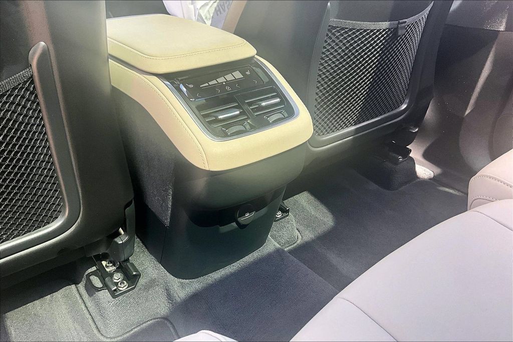 Certified 2026 Volvo XC90 B6 Plus AWD/4WD image 31