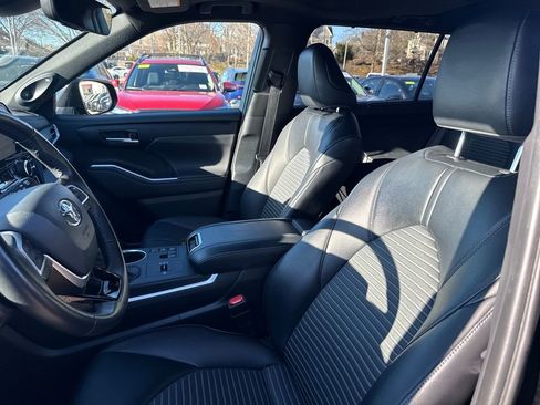 Used 2023 Toyota Highlander XSE image 17