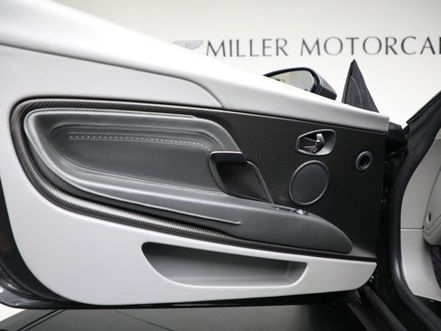 Used 2019 Aston Martin DB11 Coupe image 13