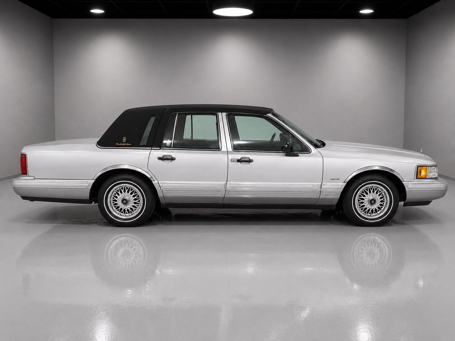 Used 1992 Lincoln Town Car Signature RWD image 7