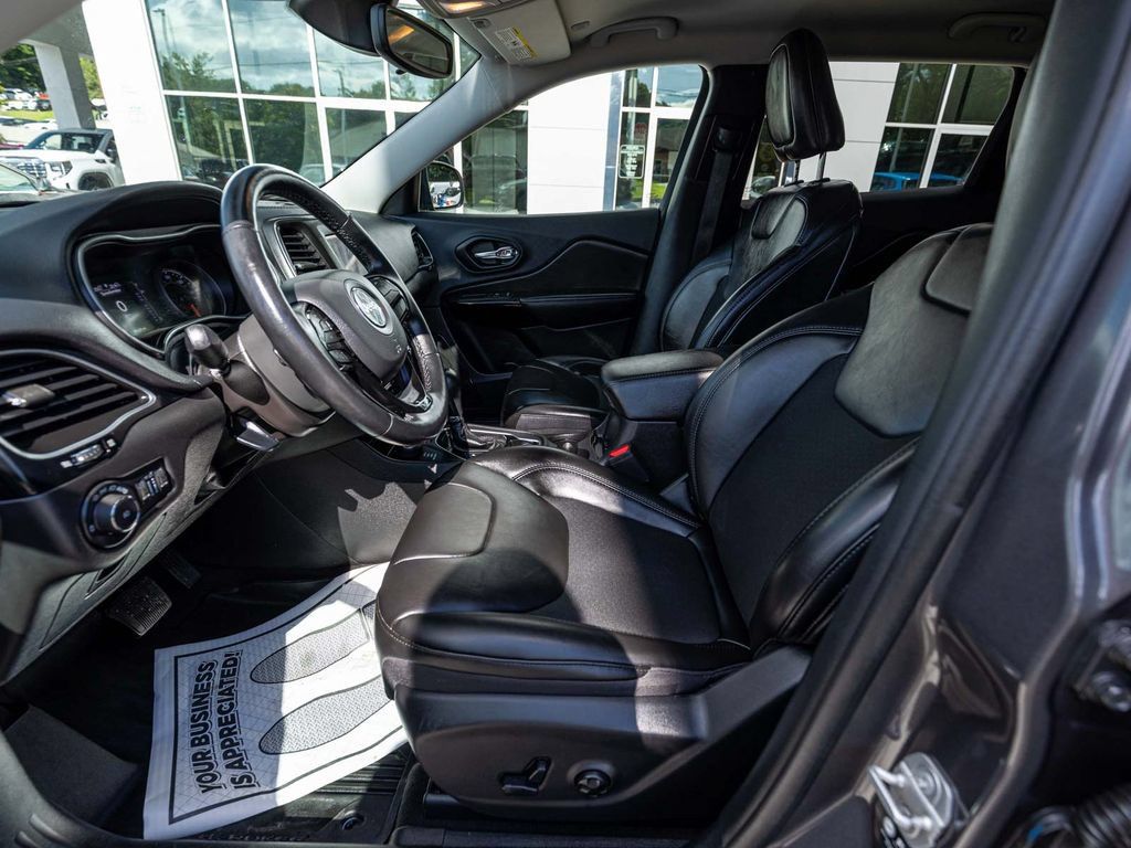 Used 2021 Jeep Cherokee Latitude Plus AWD/4WD image 26