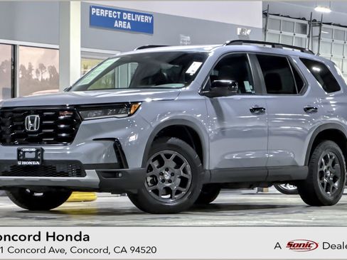 Used 2024 Honda Pilot TrailSport image 1