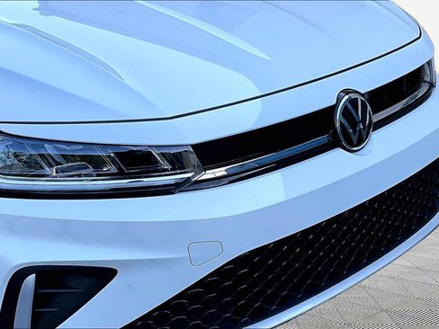 Used 2025 Volkswagen Jetta SE FWD image 30