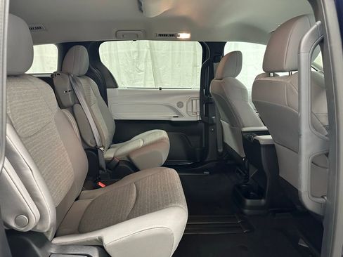 Used 2025 Toyota Sienna LE image 57