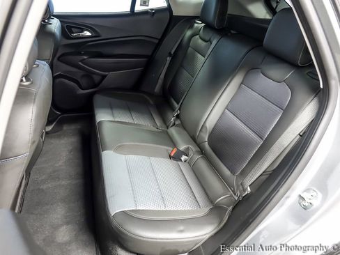 Used 2025 Chevrolet Trax LT w/ LT Convenience Package FWD image 11