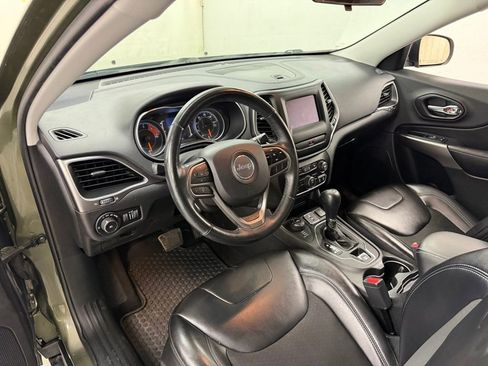 Used 2019 Jeep Cherokee Latitude Plus w/ Cold Weather Group AWD/4WD image 19