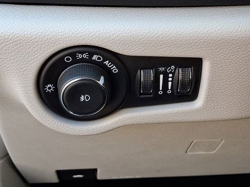 Used 2024 Chrysler Pacifica Touring-L image 29