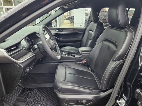 Certified 2025 Jeep Grand Cherokee Limited w/ Trailer Tow Package image 14