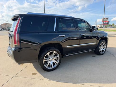 Used 2019 Cadillac Escalade Premium Luxury AWD/4WD image 23