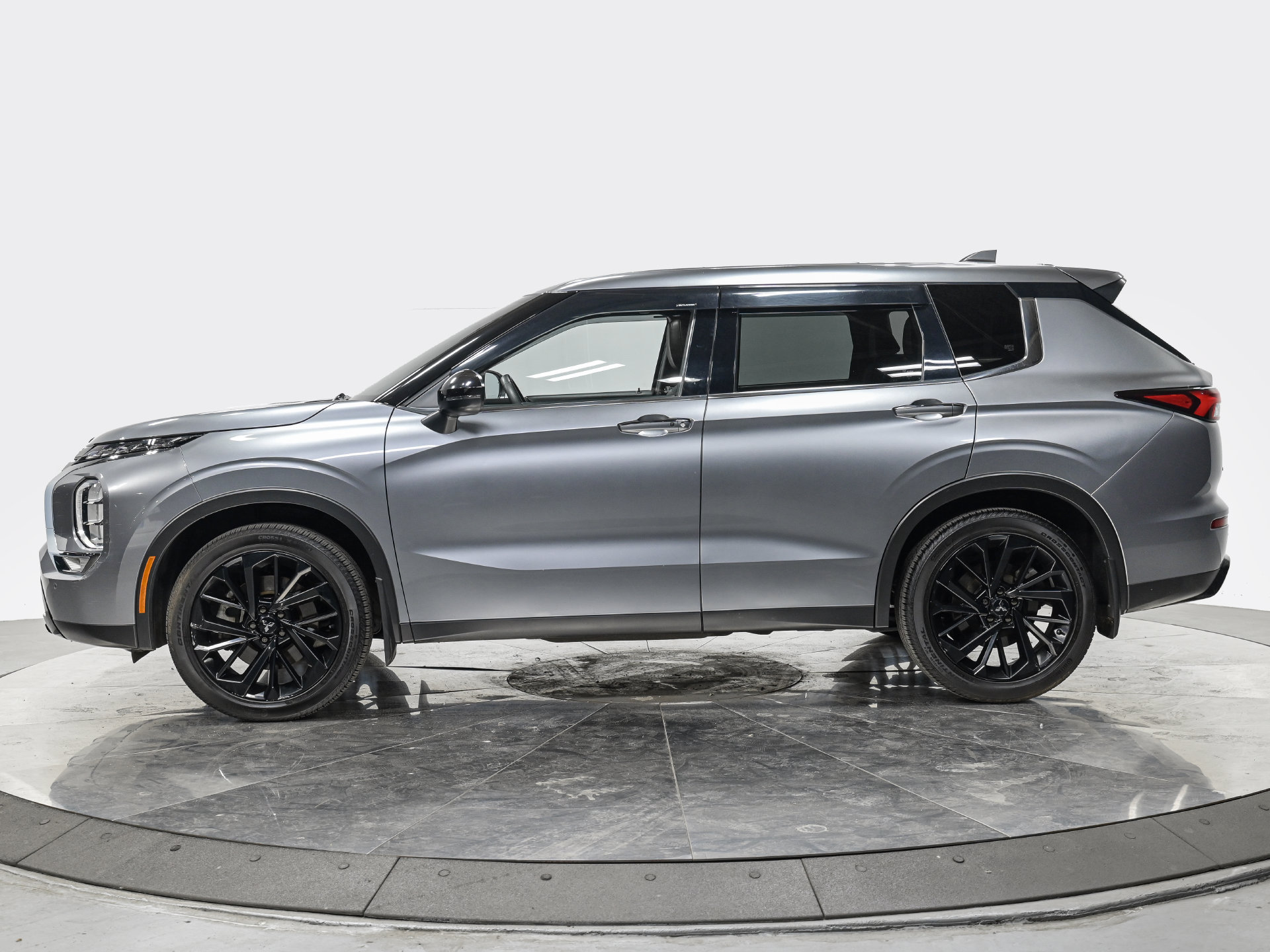 Used 2022 Mitsubishi Outlander SE FWD image 2