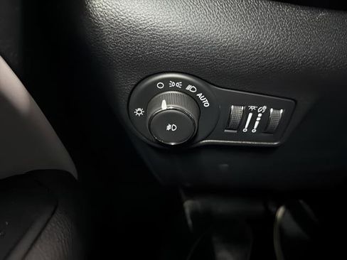 Used 2025 Jeep Compass Limited image 23