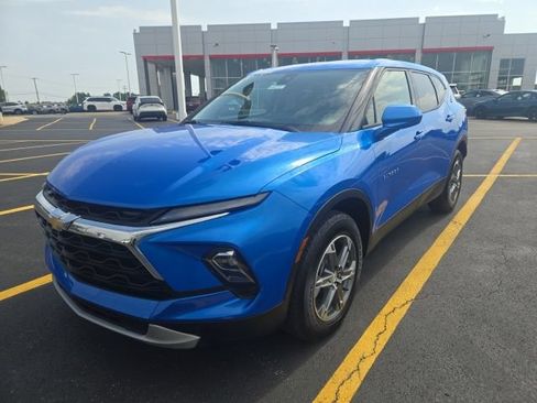 Used 2025 Chevrolet Blazer LT FWD image 3