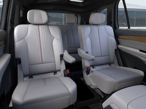 New 2026 Cadillac Vistiq Luxury w/ LPO, Floor Liner Package AWD/4WD image 18