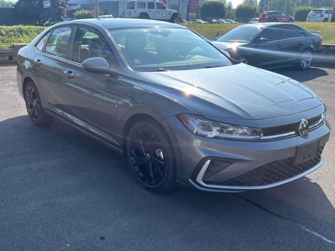 New 2025 Volkswagen Jetta SE image 3