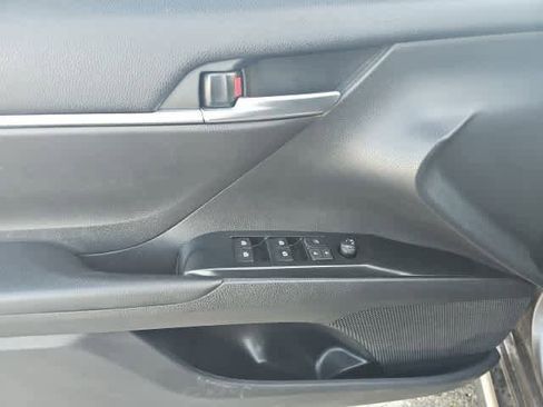 Used 2020 Toyota Camry SE image 10